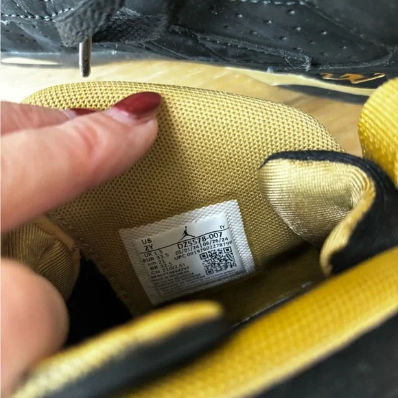 Jordan Black and Gold basketball shoes - Picture 5 of 5